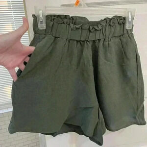 NWT Hollister olive green ruffled fabric shorts‎ with pockets size XS